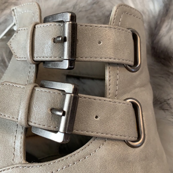 G BY GUESS Heeled Booties - Picture 2 of 8